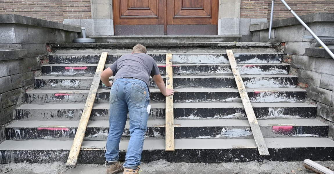 Er wordt gewerkt aan onze trap!